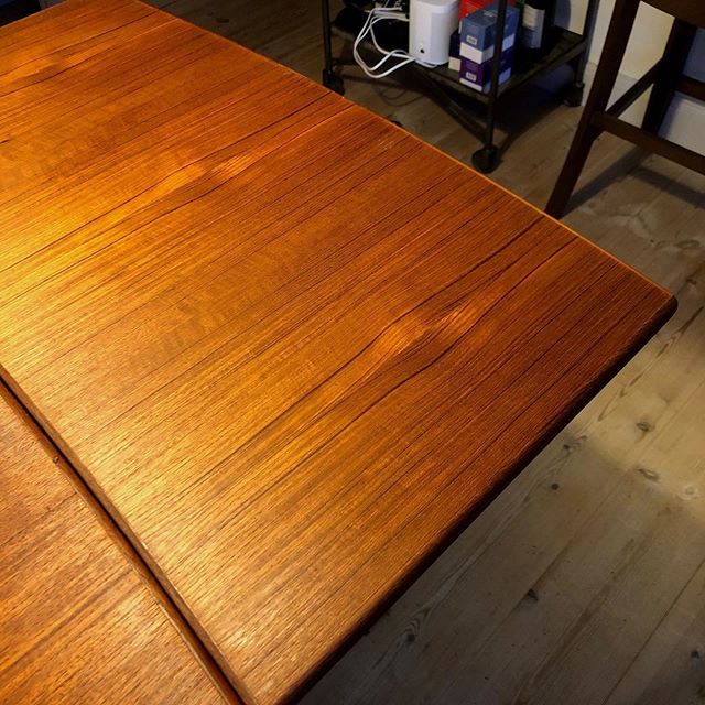 Close up olieret teak bord