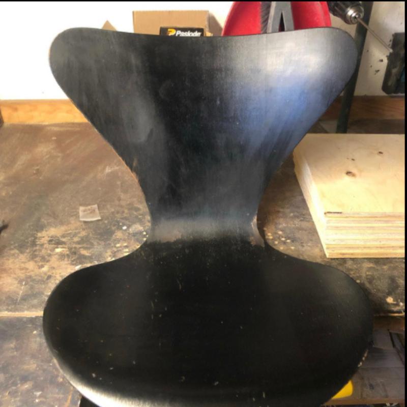 Sort spisebordsstol før restaurering