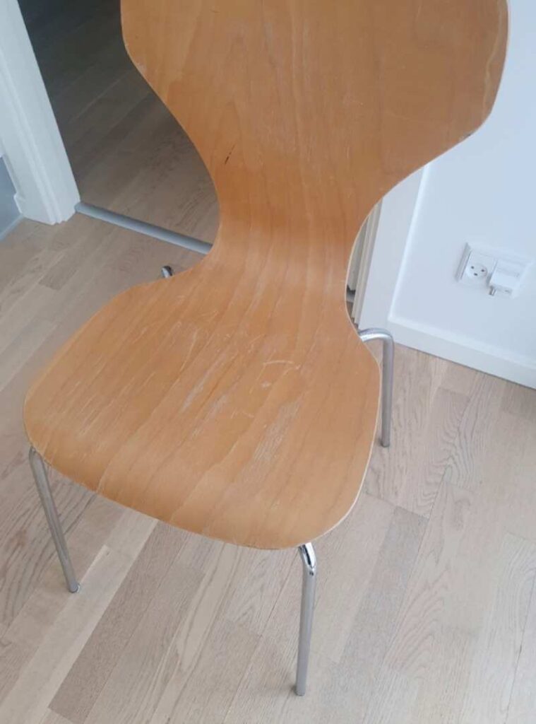 Stol af bøg med metal ben før restaurering