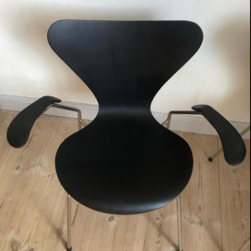 Sort spisebordsstol efter restaurering