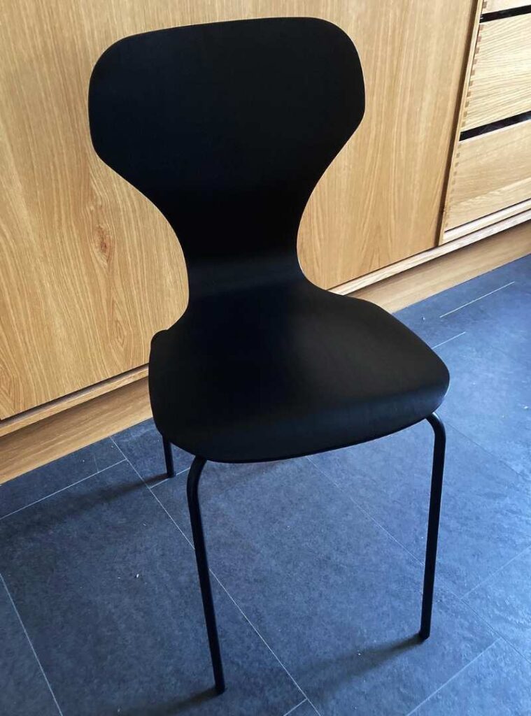 Mat sort stol efter restaurering