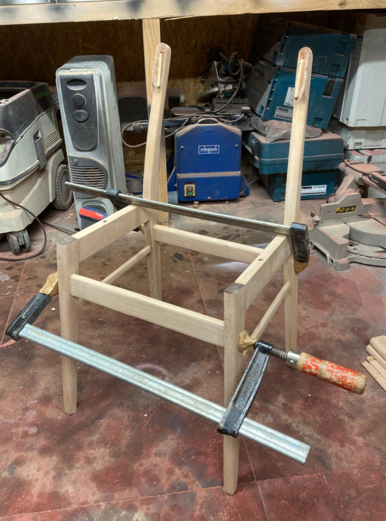 Spisebordsstol under restaurering