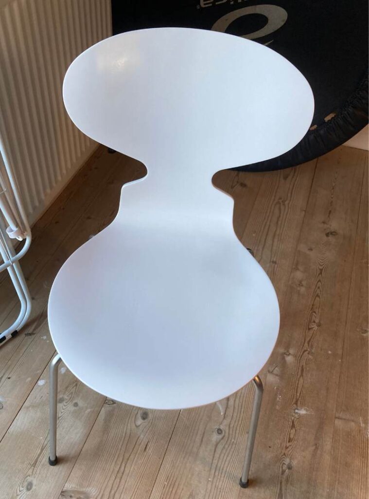 Hvid spisebordsstol efter restaurering