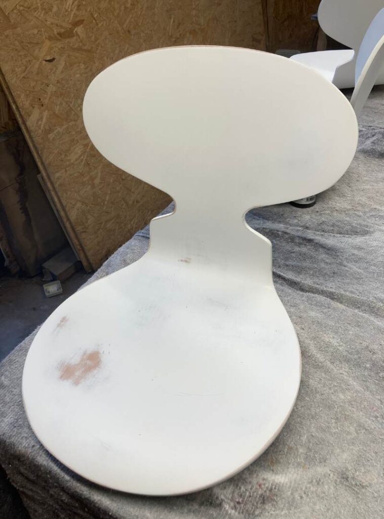 Hvid spisebordsstol før restaurering